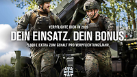 Zwei Soldaten vor einem Bundeswehrfahrzeug