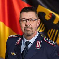 Ein Soldat vor der Deutschlandflagge