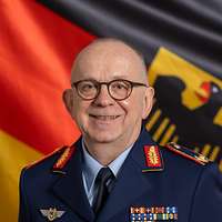 Ein Soldat vor einer Deustchlandflagge