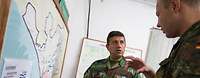 Zwei Soldaten stehen vor einer Landkarte 