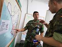 Mission UNMIL in Liberia Zwei Soldaten stehen vor einer Landkarte