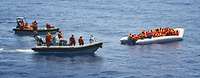 Seenotrettung im Mittelmeer Deutsche Soldaten retten 90 Menschen aus einem Schlauchboot