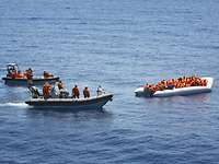 Seenotrettung im Mittelmeer Deutsche Soldaten retten 90 Menschen aus einem Schlauchboot