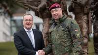 Boris Pistorius und Brigadegeneral Andreas Kühne posieren vor dem Monument in Calw für ein Foto.