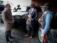 Verteidigungsminister Pistorius spricht mit zwei bewaffneten Kommandosoldaten in ziviler Kleidung.