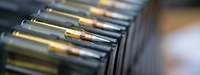 In einer Nahaufnahme sind mehrere Maschinengewehr-Magazine mit Patronen zu sehen.
