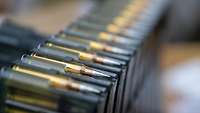 In einer Nahaufnahme sind mehrere Maschinengewehr-Magazine mit Patronen zu sehen.