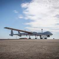 Eine Drohne steht auf der Rollbahn.