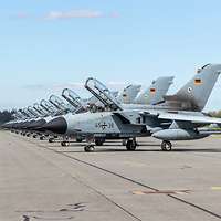 Eine Formation von Flugzeugen auf der Platte.