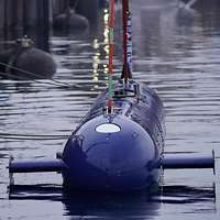 Eine blaue U-Boot-ähnliche Drohne Blue Whale schwimmt im Wasser.
