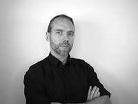 Mann blickt in Kamera, schwarz weiß