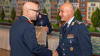 Oberst Hinze nimmt Auszeichnung entgegen.