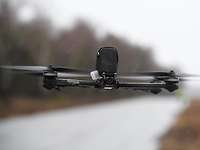 Nahaufnahme einer FPV-Drohne in der Luft