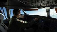 Ein Pilot sitzt im Cockpit eines Tankflugzeugs Airbus A330 MRTT während des Flugs.