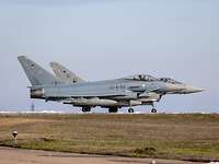 Ein deutscher und ein spanischer Eurofighter stehen nebeneinander auf der Startbahn.