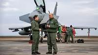 Der spanische und deutsche Kontingentführer besprechen sich vor einem spanischen Eurofighter.