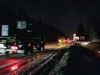 Bundeswehrlastkraftwagen auf der Fahrt bei Nacht