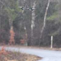 Eine Drohne fliegt im Regen auf ein spanisches gepanzertes Fahrzeug zu.