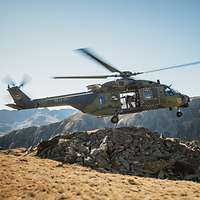 Ein Hubschrauber vom Typ NH-90 fliegt im Gebirge.