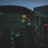 Ein Soldat steht an einer Anlage und arbeitet.