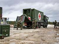 Soldatinnen und Soldaten stellen eine Rettungsstation auf.