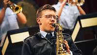 Ein Musiker der Bundeswehr spielt Saxophon