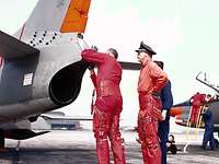 General Steinhoff neben einer Fiat G-91.