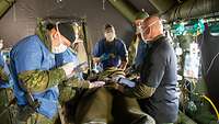 Soldaten in einem provisorischen OP in einem Zelt