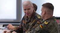 Zwei Generäle im Gespräch.