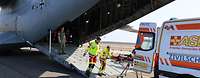 Ziviler Rettungsdienst beim ausladen eines Patienten aus dem Flugzeug, direkt in einen Rettungswagen