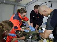 Zwei Frauen und zwei Männer reanimieren eine PErson 