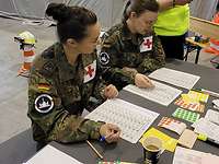 Zwei Soldatinnen der Bundeswehr sitzen an einem Tisch