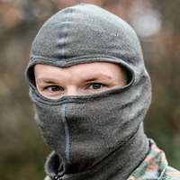 Ein Soldat mit Sturmhaube im Porträt