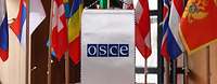 OSZE Georgien Auf einem Tisch stehen die Flaggen der Nationen der OSZE