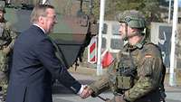 Handschlag Minister und Soldat