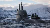 Soldaten in einem Schlauchboot auf einem aufgetauchten U-Boot vor einer verschneite Fjordküste.