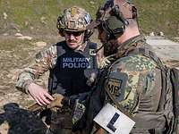 Ein US Feldjäger erklärt einem deutschen Feldjäger seine Pistole