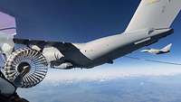 Ein Airbus A400M betankt in Eurofighter-Kampfjets in der Luft.