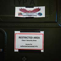 Ein Schild mit dem Schriftzug "Restricted Area" auf einer Containertür zum DCRC