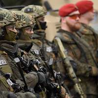 Polizisten und Soldaten stehen nebeneinander bei GETEX