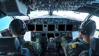 Das Cockpit der P-8A im Panorama.