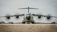 Ein Transportflugzeug vom Typ A400M mit rotierenden Propellern