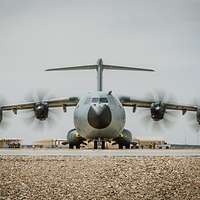 Ein Transportflugzeug vom Typ A400M mit rotierenden Propellern