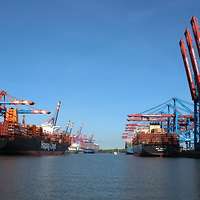 Containerschiffe im Hafen an der Pier.