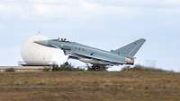 Ein Eurofighter startet mit Nachbrenner von der MK Airbase
