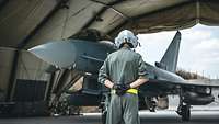 Ein Wart steht vor einem Eurofighter