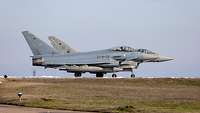 Ein deutscher und ein spanischer Eurofighter stehen nebeneinander auf der Startbahn