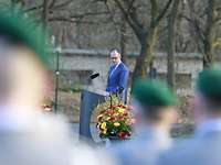 Der Bundeskanzler hält eine Rede vor den angetretenen Soldaten