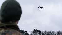 Ein Soldat beobachtet eine Drohne in der Luft