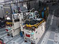 Medizinische Geräte stehen im Laderaum des Transportflugzeuges A400M MedEvac.